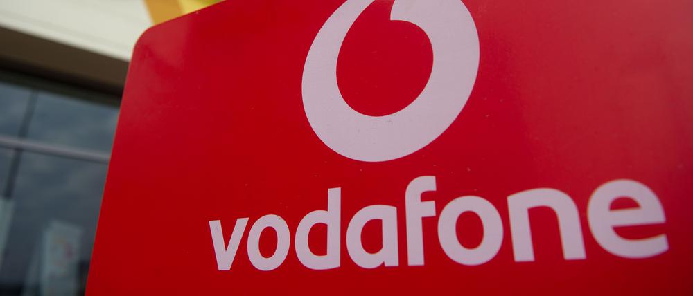 Ein Aufsteller mit dem Logo des Mobilfunkanbieters Vodafone steht am 02.04.2013 vor einer Filiale des Unternehmens in Waltersdorf (Brandenburg). 