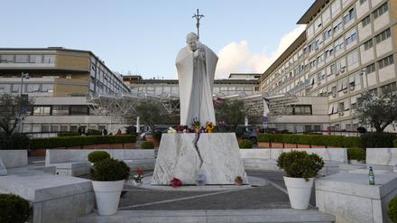 Die Statue von Papst Johannes Paul II. steht vor dem Krankenhauses Agostino Gemelli.