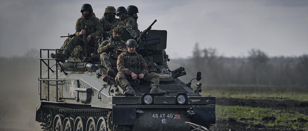 Ukrainische Soldaten an der Frontlinie in Bachmut.