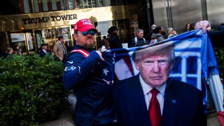 Demonstration vor dem Trump Tower in New York mit dem Bild des Ex-Präsidenten. 
