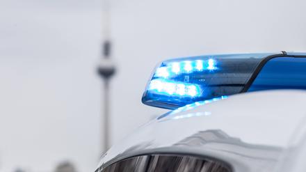 Ein Streifenwagen der Berliner Polizei mit Blaulicht im Einsatz an der Frankfurter Allee.