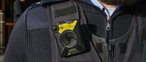 Von den Bodycams geht offenbar Stromschlag-Gefahr aus.