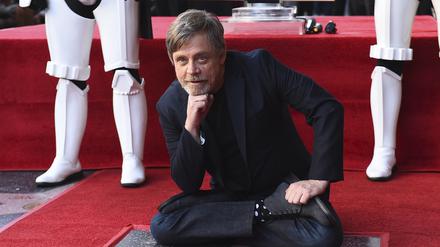 US-Schauspieler Mark Hamill sitzt vor seinem Hollywood-Stern auf dem Walk of Fame. (Archivbild 2018)