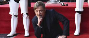 US-Schauspieler Mark Hamill sitzt vor seinem Hollywood-Stern auf dem Walk of Fame. (Archivbild 2018)
