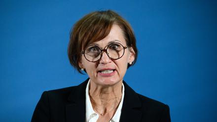 Bettina Stark-Watzinger (FDP), Bundesministerin für Bildung und Forschung, spricht bei einer Pressekonferenz.