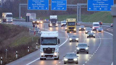 ARCHIV - 09.01.2023, Brandenburg, Wandlitz/Ot Schönerlinde: LKW und Autos fahren auf der Autobahn A 10 nahe dem Dreieck Barnim und dem Abzweig zur Autobahn A 114 aus Berlin. (Illustration zu "Güterbeförderung per Lastwagen so stark verteuert wie seit 2006 nicht") Foto: Soeren Stache/dpa +++ dpa-Bildfunk +++
