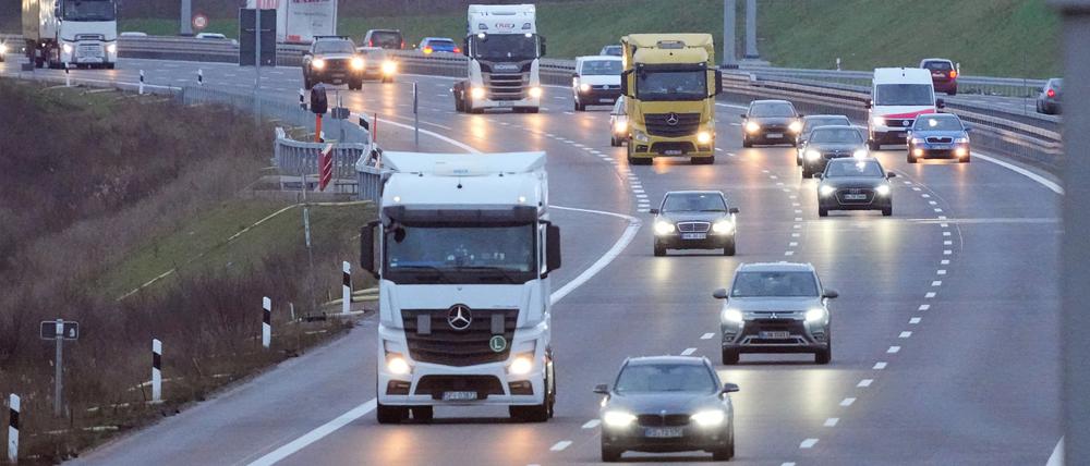 ARCHIV - 09.01.2023, Brandenburg, Wandlitz/Ot Schönerlinde: LKW und Autos fahren auf der Autobahn A 10 nahe dem Dreieck Barnim und dem Abzweig zur Autobahn A 114 aus Berlin. (Illustration zu "Güterbeförderung per Lastwagen so stark verteuert wie seit 2006 nicht") Foto: Soeren Stache/dpa +++ dpa-Bildfunk +++