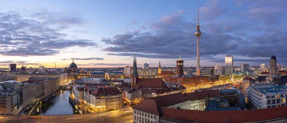 Abendstimmung im Zentrum City Ost Berlin Mitte. 26.02.2023, Berlin, GER - Panorama vom Zentrum Berlin Mitte., Berlin Berlin Deutschland, DEU Mitte Zentrum *** Evening atmosphere in the center City East Berlin Mitte 26 02 2023, Berlin, GER Panorama from the center Berlin Mitte , Berlin Berlin Germany, DEU Mitte Zentrum