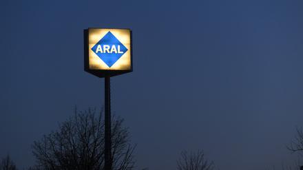 Werbeschild einer ARAL-Tankstelle an der Autobahn A-96 im Abendlicht.