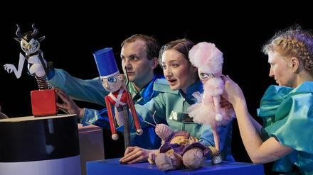 Spielzeugabenteuer. „Der standhafte Zinnsoldat“ in der Theaterfassung von Nathalie Wendt mit Caspar Bankert, Amelie Schmidt und Gerda Pethke.
