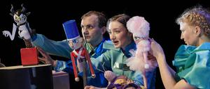 Spielzeugabenteuer. „Der standhafte Zinnsoldat“ in der Theaterfassung von Nathalie Wendt mit Caspar Bankert, Amelie Schmidt und Gerda Pethke.