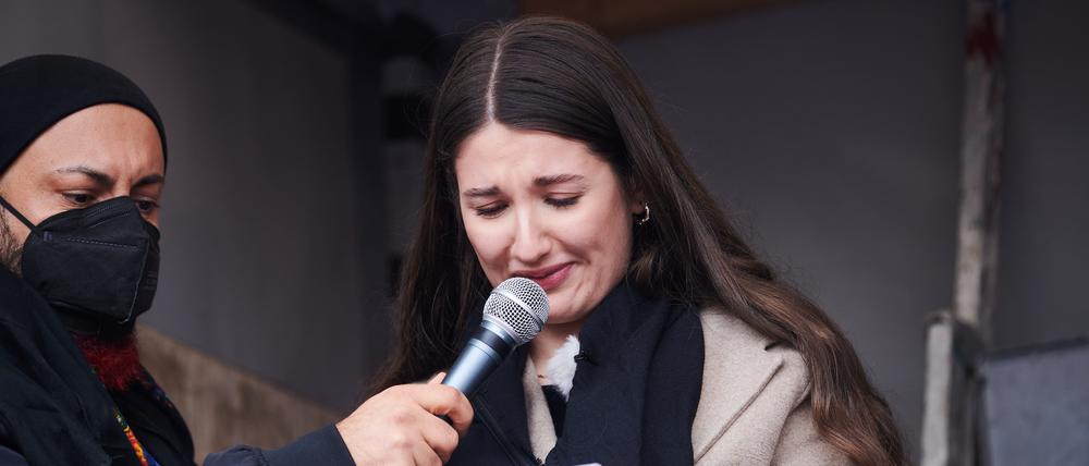 Die damals 17-jährige Dilan S. bei einer Demonstration kurz nach der Attacke auf sie im Februar 2022. 