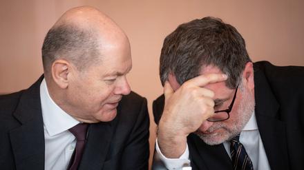 Bundeskanzler Olaf Scholz (l., SPD), im Gespräch mit Wolfgang Schmidt (SPD), Kanzleramtsminister.