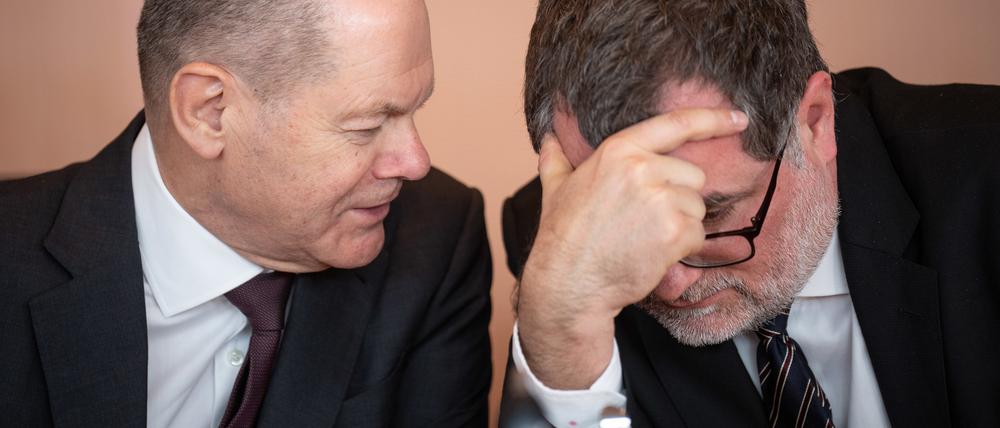 Bundeskanzler Olaf Scholz (l., SPD), im Gespräch mit Wolfgang Schmidt (SPD), Kanzleramtsminister.