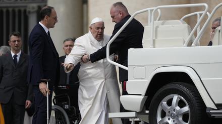 Bei einer Generalaudienz musste Papst Franziskus ins Auto geholfen werden.