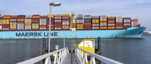 Hafenschlepper bringen einen Containerfrachter der Reederei Maersk von seinem Liegeplatz im Hafen von Rotterdam aufs offene Meer.