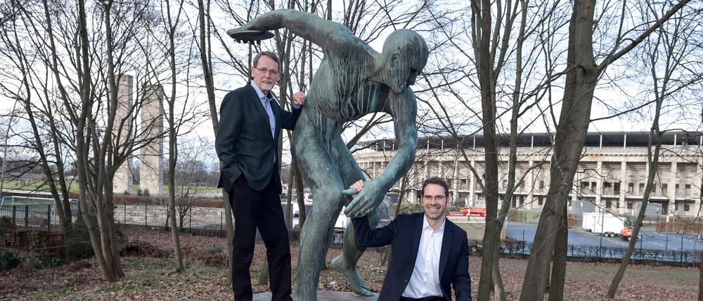 Der Präsident des Landessportbund Berlin Thomas Härtel (li.) und der Direktor Friedhard Teuffel am Olympiastadion.       