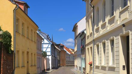 Idyllische Straße in der Stadt Brandenburg.