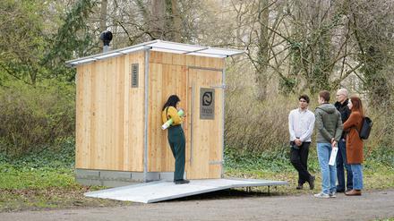 Jeder Berliner Bezirk erhielt im vergangenen Jahr zwei autarke öffentliche Toiletten, die kostenfrei genutzt werden können. Die Toiletten kommen ohne Wasser- und Stromanschluss aus.  