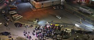 28.03.2023, Mexiko, Ciudad Juarez: Menschen nehmen an einer Mahnwache für die Opfer eines Brandes in einer Sammelstelle einer Einwanderungsbehörde teil. Nach einem Brand mit meheren Todesopfern in einer Einrichtung für festgenommene Migranten wird Kritik an den zuständigen Behörden laut. In einem Video einer Überwachungskamera der Sammelstelle der Einwanderungsbehörde waren mehrere Männer in einem abgeschlossenen Raum mit Gittern zu sehen, als Migranten ihre Matratzen in Brand steckten. Beamten liefen in ein Nebenzimmer, anstatt die Tür zu öffnen, als sich Flammen und schwarzer Rauch ausbreiteten. Innenminister López bestätigte am Dienstag (Ortszeit), dass das Video echt sei. Foto: Christian Chavez/AP +++ dpa-Bildfunk +++