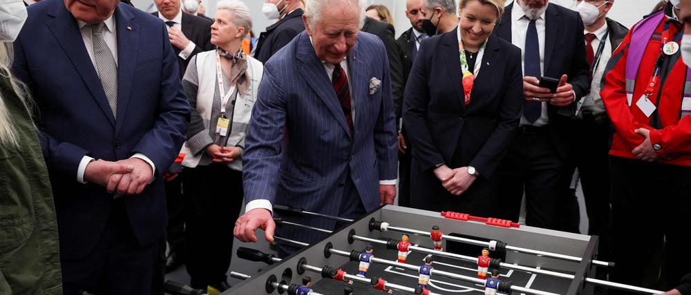 Britain's King Charles III (C), Berlin's Mayor Franziska Giffey (4R) and Germany's President Frank-Walter Steinmeier (3L) visit the Ukraine Arrival Centre Tegel, for Ukrainian refugees in Berlin, on March 30, 2023. - Britain's Charles III is on a three-day tour in Germany for his first state visit as king, with the trip billed as "an important European gesture" to maintain strong ties after Brexit. (Photo by PHIL NOBLE / POOL / AFP)