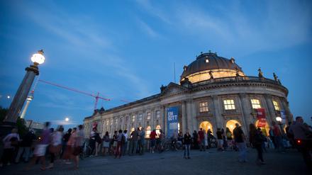 ARCHIV - Besucher stehen am 29.08.2015 am Bode-Museum in Berlin in der langen Nacht der Museen. Die diesjährige Nacht der Museen am 19. August steht unter dem Motto «Made in Berlin». Foto: Kay Nietfeld/dpa +++(c) dpa - Bildfunk+++