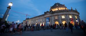ARCHIV - Besucher stehen am 29.08.2015 am Bode-Museum in Berlin in der langen Nacht der Museen. Die diesjährige Nacht der Museen am 19. August steht unter dem Motto «Made in Berlin». Foto: Kay Nietfeld/dpa +++(c) dpa - Bildfunk+++