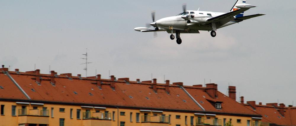 Über den Häusern: Neuköllner Einflugschneise für den Flughafen Tempelhof.