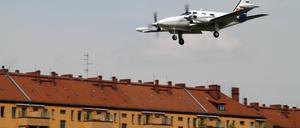 Über den Häusern: Neuköllner Einflugschneise für den Flughafen Tempelhof.