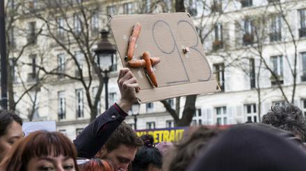 Immer mehr Widerstand macht sich an der Nutzung von  Artikel 49.3 der Verfassung fest, mit dem eine Abstimmung im Parlament über das Rentengesetz verhindert wurde.
