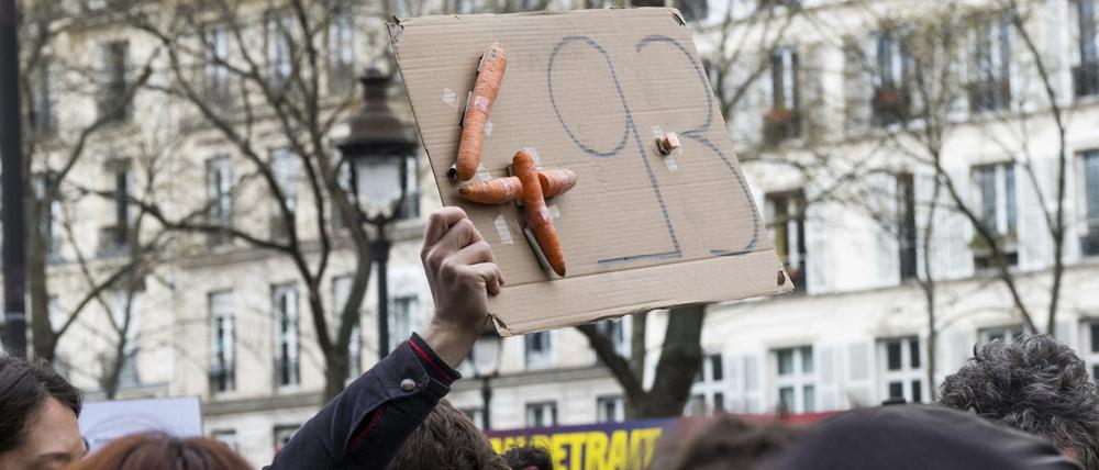 Immer mehr Widerstand macht sich an der Nutzung von Artikel 49.3 der Verfassung fest, mit dem eine Abstimmung im Parlament über das Rentengesetz verhindert wurde.