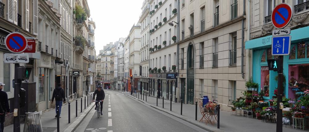 Straße in Paris ohne Parkplätze.