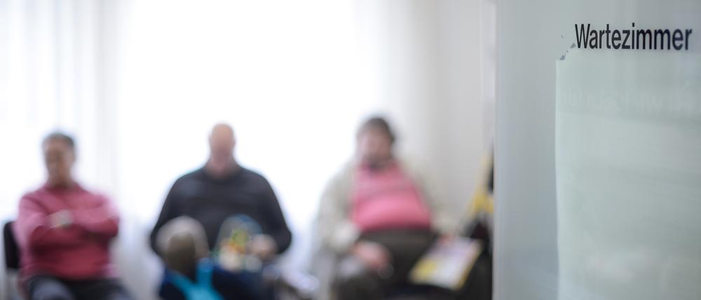 Patienten warten im Wartezimmer einer Arztpraxis.