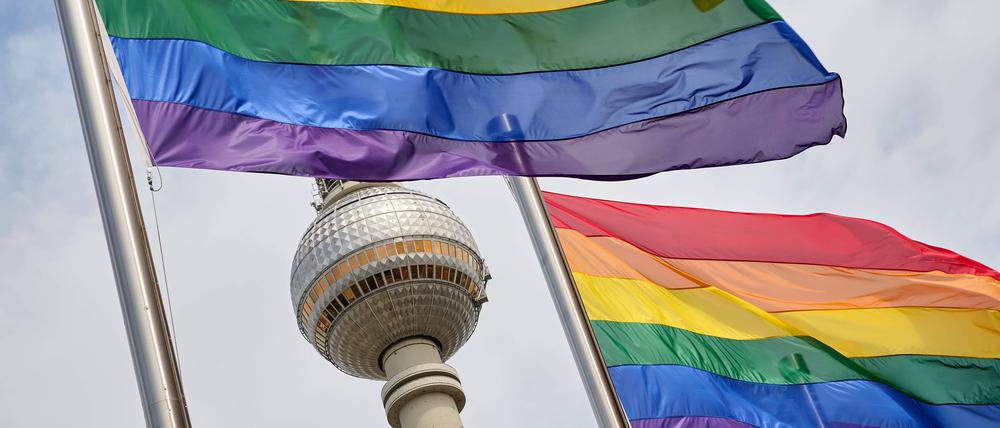 News Bilder des Tages Regenboffenflaggen vor dem Berliner Fenrsehturm beim traditionellen Hissen der Regenbogenfahne am Roten Rathaus in Berlin anlässlich des Berliner Pride-Sommers . / Rainbow flags in front of the Berlin Fenrsehturm during the traditional raising of the rainbow flag at the Red City Hall in Berlin on the occasion of the Berlin Pride Summer . snapshot-photography/F.Boillot *** Rainbow flags in front of the Berlin Fenrsehturm during the traditional raising of the rainbow flag at the Red City Hall in Berlin on the occasion of the Berlin Pride Summer snapshot photography F Boillot
