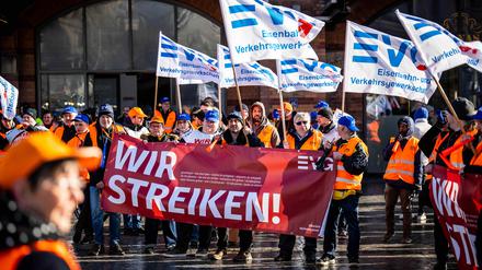 Demonstranten der Eisenbahn- und Verkehrsgewerkschaft mit Plakaten vor dem Hauptbahnhof.