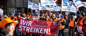 Demonstranten der Eisenbahn- und Verkehrsgewerkschaft mit Plakaten vor dem Hauptbahnhof.
