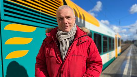Thomas D. vor einem Zug der Linie RB37 auf Gleis 8 des Bahnhof Wannsees.