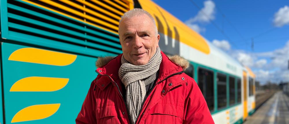 Thomas D. vor einem Zug der Linie RB37 auf Gleis 8 des Bahnhof Wannsees.