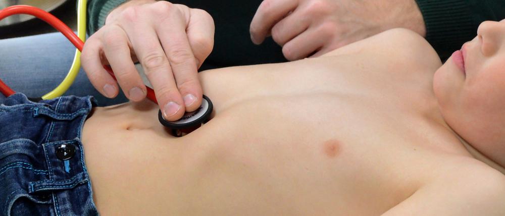 In einer Praxis in Wettin bei Halle (Sachsen-Anhalt) wird am 27.11.2014 ein junger Patient untersucht. 