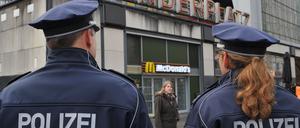 Die blaue Polizeiuniform soll wärmen und schützen. Besonders markant: die achteckige Polizeimütze.
