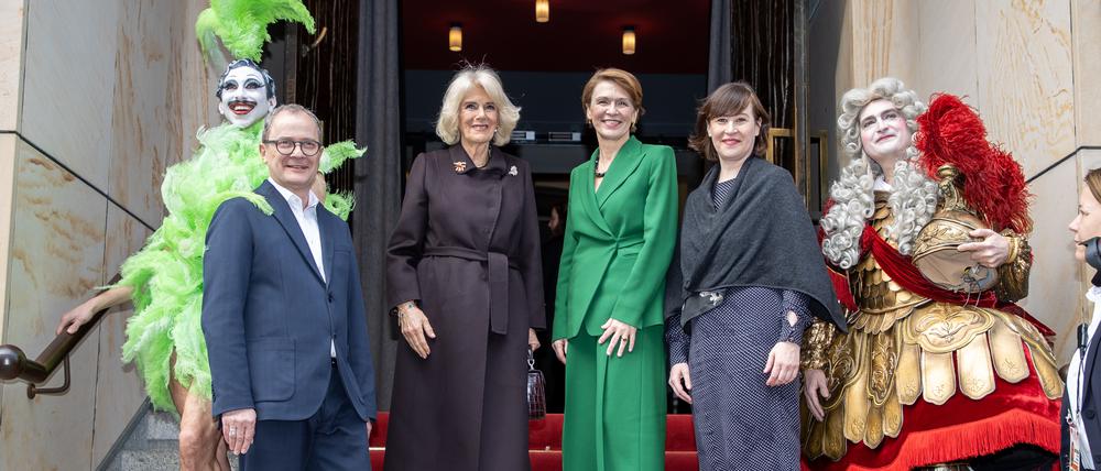 Besuch in der Komischen Oper. Königin-Gemahlin Camilla und Elke Büdenbender informierten sich über die vielfältigen Projekte,