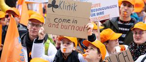 Teilnehmerinnen und Teilnehmer eines Warnstreiks der Gewerkschaft Marburger Bund nehmen an einer Demonstration teil. In sechs Bundesländern treten Ärzte in einen Warnstreik für eine bessere Bezahlung. 