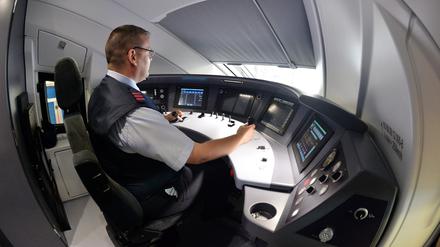In vielen Bereichen fehlen in Deutschland Arbeitskräfte. Händeringend gesucht werden etwa Triebfahrzeugführer im Eisenbahnverkehr.