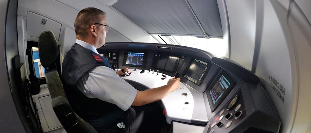 In vielen Bereichen fehlen in Deutschland Arbeitskräfte. Händeringend gesucht werden etwa Triebfahrzeugführer im Eisenbahnverkehr.