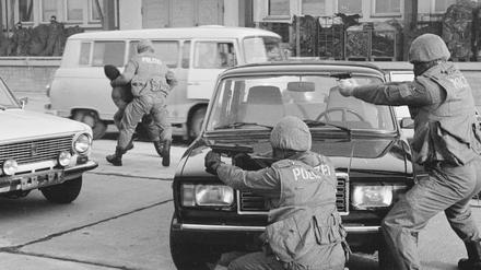 Diensteinheit IX in Verlorenwasser, Einsatztraining November 1990. Fotos nur zu verwenden im Zusammenhang mit der Berichterstattung über den Roman "Verlorenwasser" von Rolf Sakulowski.