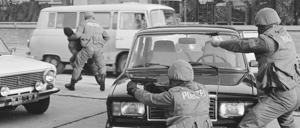 Diensteinheit IX in Verlorenwasser, Einsatztraining November 1990. Fotos nur zu verwenden im Zusammenhang mit der Berichterstattung über den Roman "Verlorenwasser" von Rolf Sakulowski.