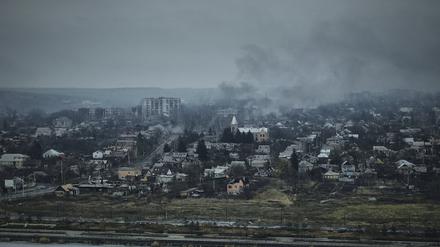 Ukraine, Bachmut: Rauch steigt aus brennenden Gebäuden in einer Luftaufnahme von Bachmut auf, dem Ort schwerer Kämpfe mit russischen Truppen in der Region Donezk.