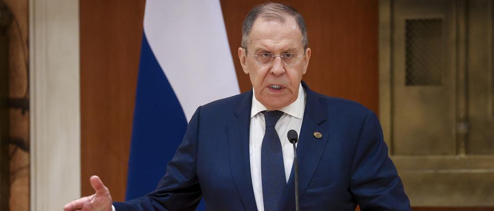 Auf diesem vom Pressedienst des russischen Außenministeriums via AP veröffentlichten Foto spricht Sergej Lawrow, Außenminister von Russland, nach dem G20-Außenministertreffen mit Journalisten. (Archivbild)