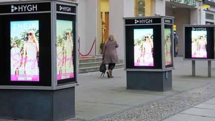 Mit Bildschirmen zweckentfremdete Vitrinen auf dem Kurfürstendamm in Berlin-Charlottenburg.