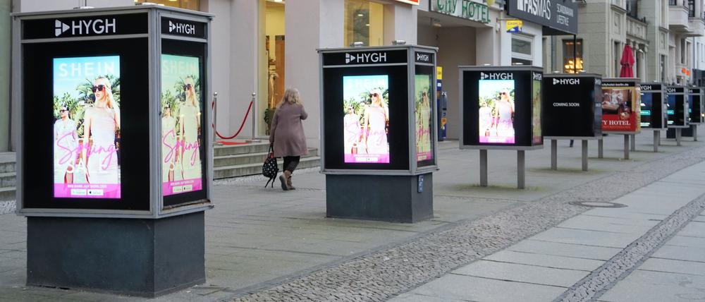 Mit Bildschirmen zweckentfremdete Vitrinen auf dem Kurfürstendamm in Berlin-Charlottenburg.
